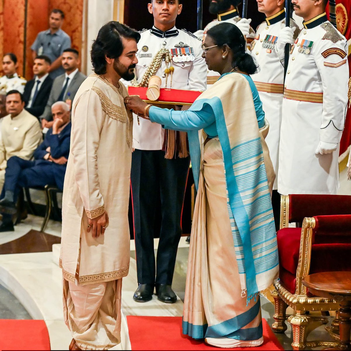 Bhaskarghoshal's tweet photo. সবার প্রিয় @prosenjitbumba -র পদ্মশ্রী সম্মান প্রাপ্তিতে আন্তরিক শুভেচ্ছা ও অভিনন্দন!
বাংলা চলচ্চিত্র জগতের প্রতি তাঁর অসামান্য অবদান সত্যিই গর্বের।
আরও অনেক সাফল্য ও সুস্বাস্থ্য কামনা করি।
#BumbaDa #PadmaShri 🪷 https://t.co/AjiDWlcyJa