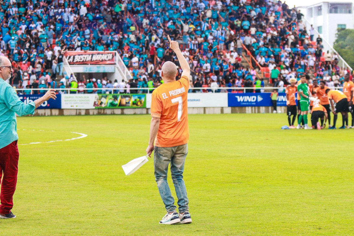 CibaoFC's tweet photo. ¡UN ARTISTA MARCA PAÍS EN NUESTRA CASA! 🤩🙌🏻 🇩🇴

Queremos agradecer a @elprodigiord por acompañarnos en nuestra Gran Final y contagiarnos con su energía, elevando por todo lo alto el merengue típico del Cibao 👏🏻🙌🏻🧡 https://t.co/eDOyCL1bko