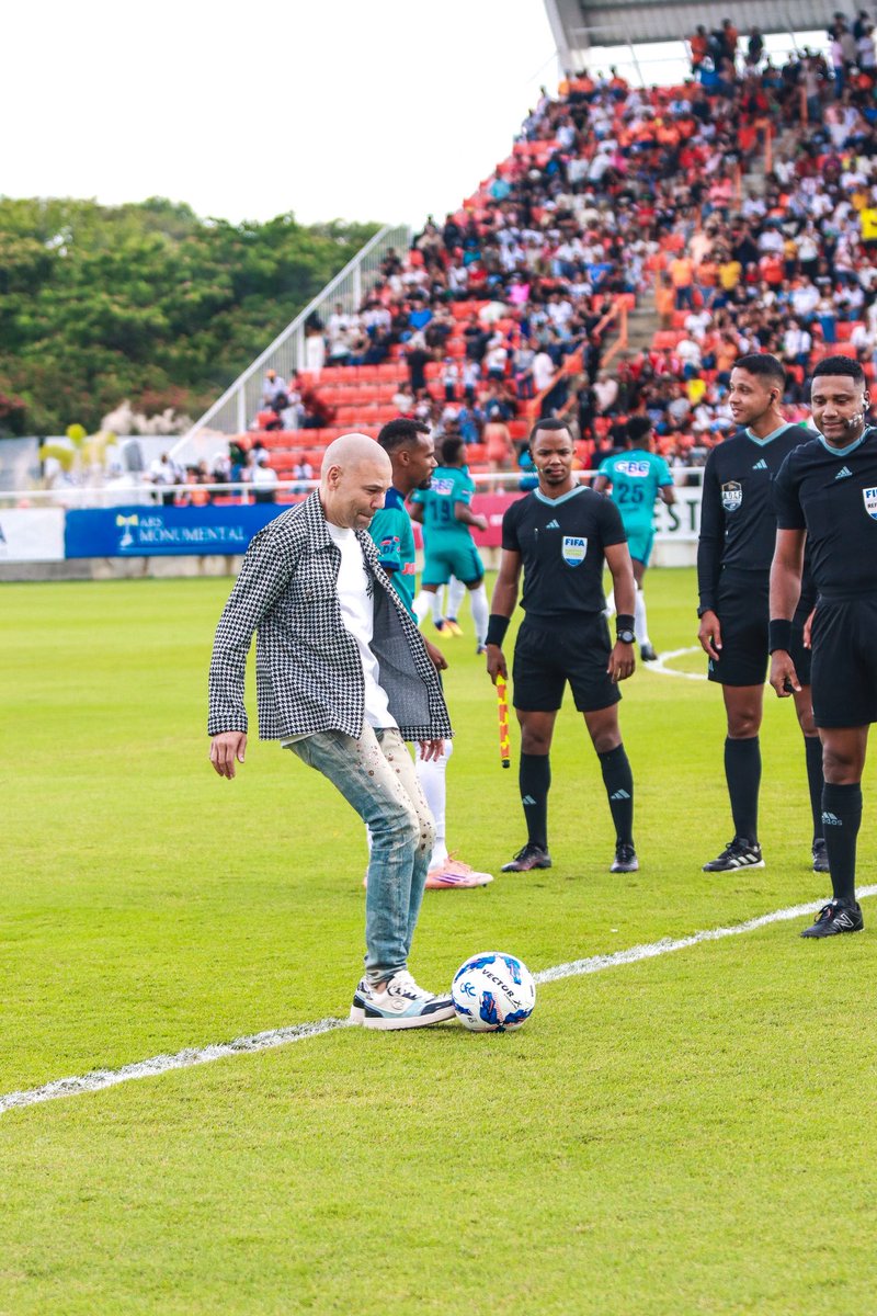 CibaoFC's tweet photo. ¡UN ARTISTA MARCA PAÍS EN NUESTRA CASA! 🤩🙌🏻 🇩🇴

Queremos agradecer a @elprodigiord por acompañarnos en nuestra Gran Final y contagiarnos con su energía, elevando por todo lo alto el merengue típico del Cibao 👏🏻🙌🏻🧡 https://t.co/eDOyCL1bko