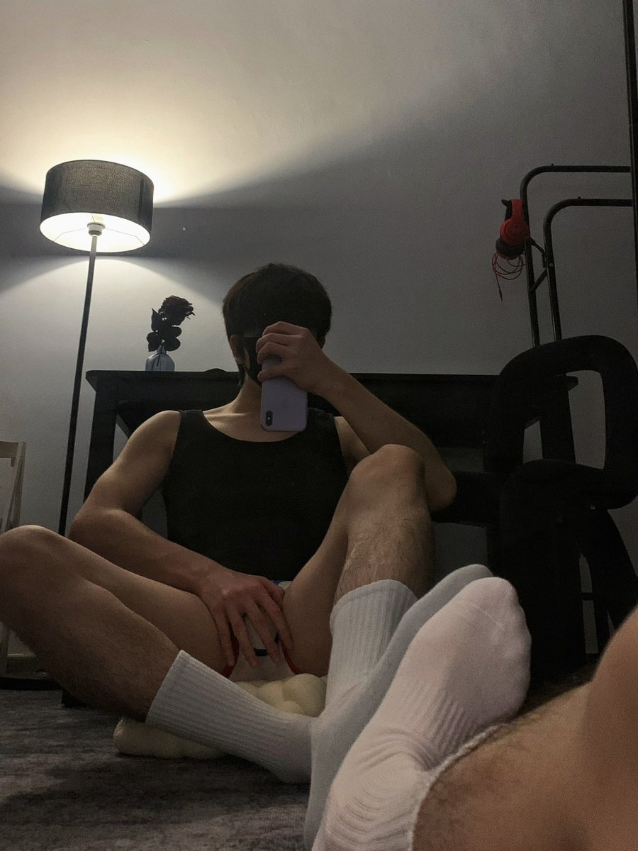 dessert02829's tweet photo. 翻到了几年前刚和老婆在一起时候的对镜拍 已经初步具备了一些人夫感

#人夫 #白袜 #S #肌肉 #muscles #bisexual https://t.co/ghvhBHIWYP