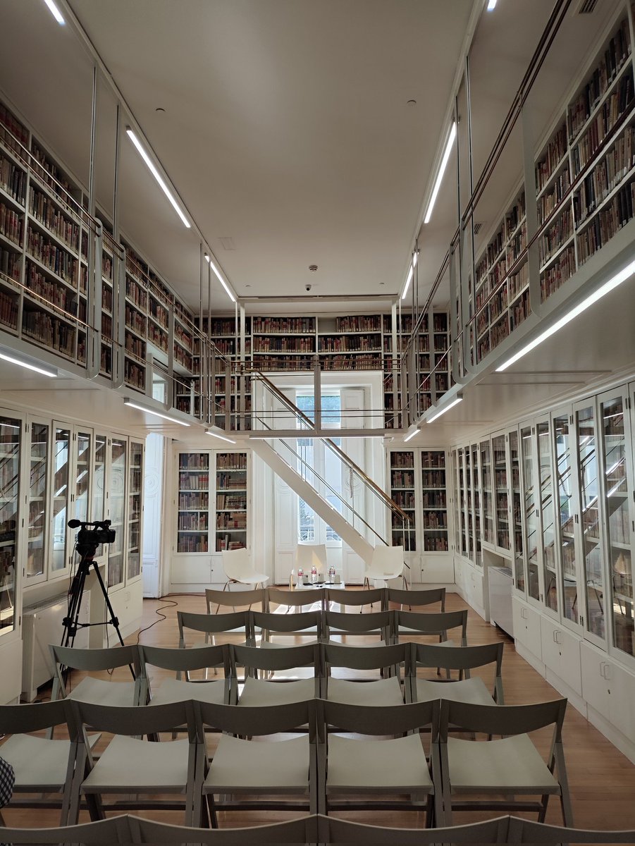 TramaEditorial's tweet photo. Aquí, rodeados por la biblioteca particular de José Ortega y Gasset en la @fortegamaranon, nos encontraremos esta tarde para disfrutar del segundo encuentro de las Jornadas #Texturas.
🗓️ Martes 26 de mayo
⌚ 19,00h
🔗https://t.co/rVAHDYiIfC https://t.co/CM3VR3Cvp1