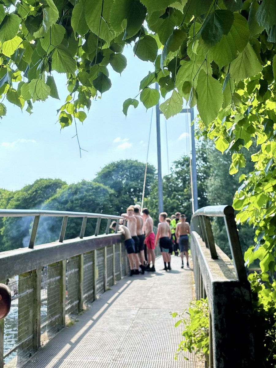 Trydwr's tweet photo. Sweltering day. Children swimming. And a bridge to jump off. What could go wrong? Fire and police office now landed. 

Blackweir Bridge, Cardiff

📍Pont grog Caeau Llandaf  #Caerdydd #Cardiff https://t.co/HvjLOph3xw