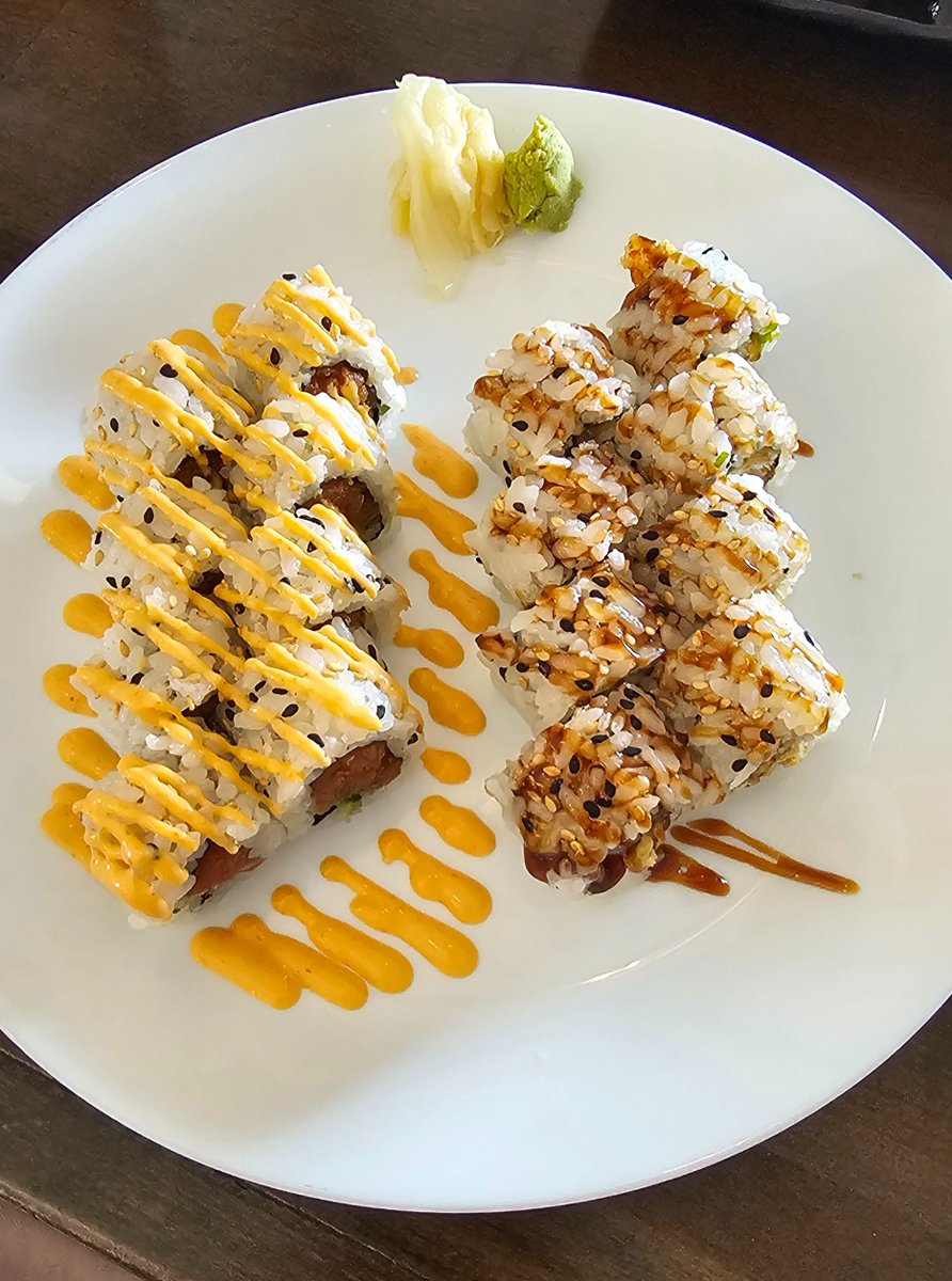 Evitcefed's tweet photo. 2 snacks from yesterday. Tampa roll and Spicy tuna roll, and guava churros with vanilla ice cream https://t.co/GF0xxZq4KM