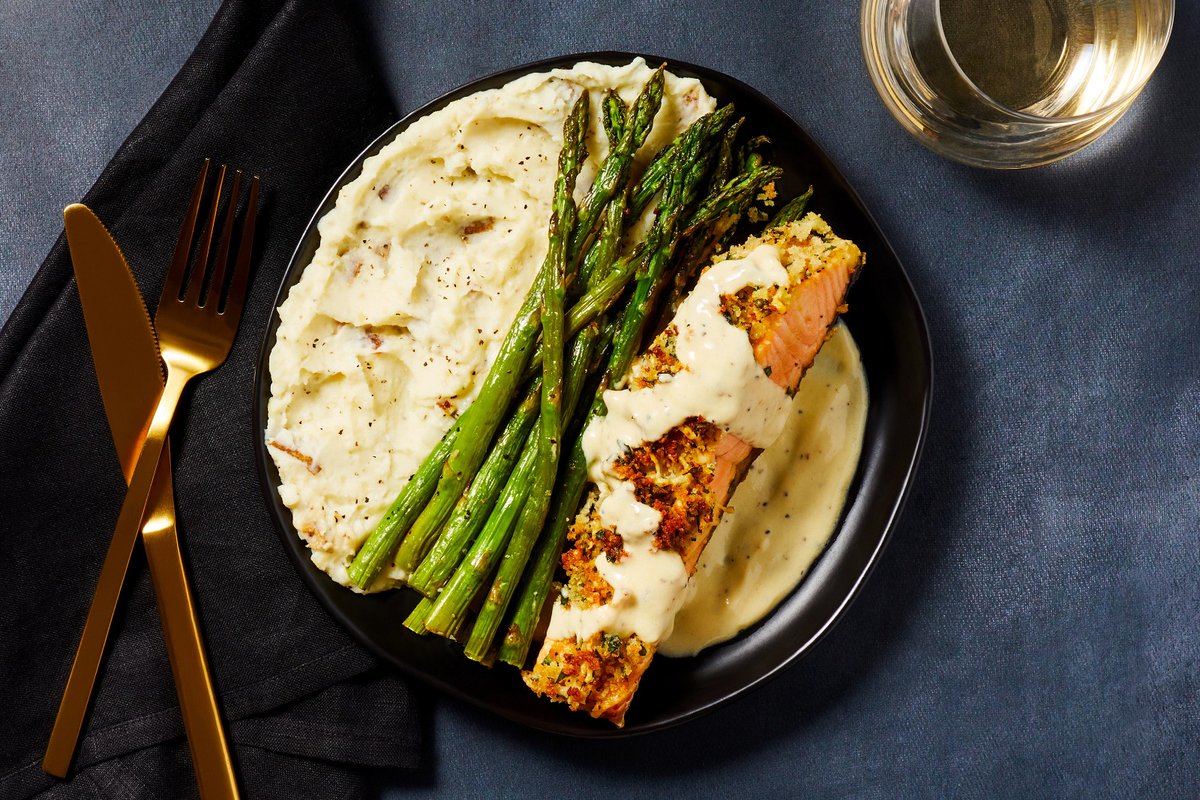 SeaDelight's tweet photo. 𝑷𝒂𝒓𝒎𝒆𝒔𝒂𝒏 𝑯𝒆𝒓𝒃-𝑪𝒓𝒖𝒔𝒕𝒆𝒅 𝑻𝒓𝒐𝒖𝒕 ✨🐟
Tender, flaky trout coated with tangy Dijon mustard, finished with a crispy Parmesan, panko, and fresh herb crust baked to perfection. Served alongside creamy garlic mashed potatoes, roasted asparagus, and a rich mustard https://t.co/k15jfzzCcF