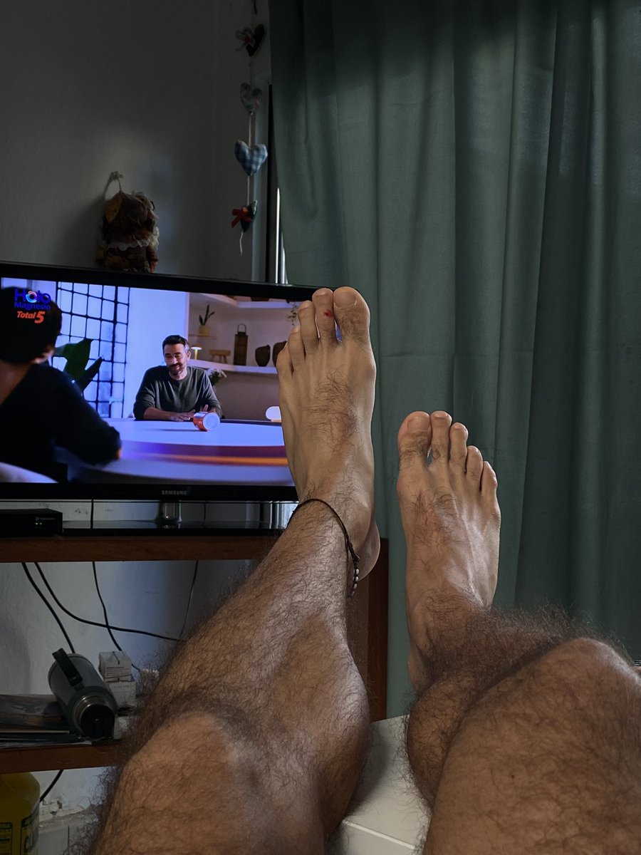 Marcosfen00's tweet photo. Limpiando descalzo me lastime un dedo del pie 🥺 https://t.co/oymHXYPPXp