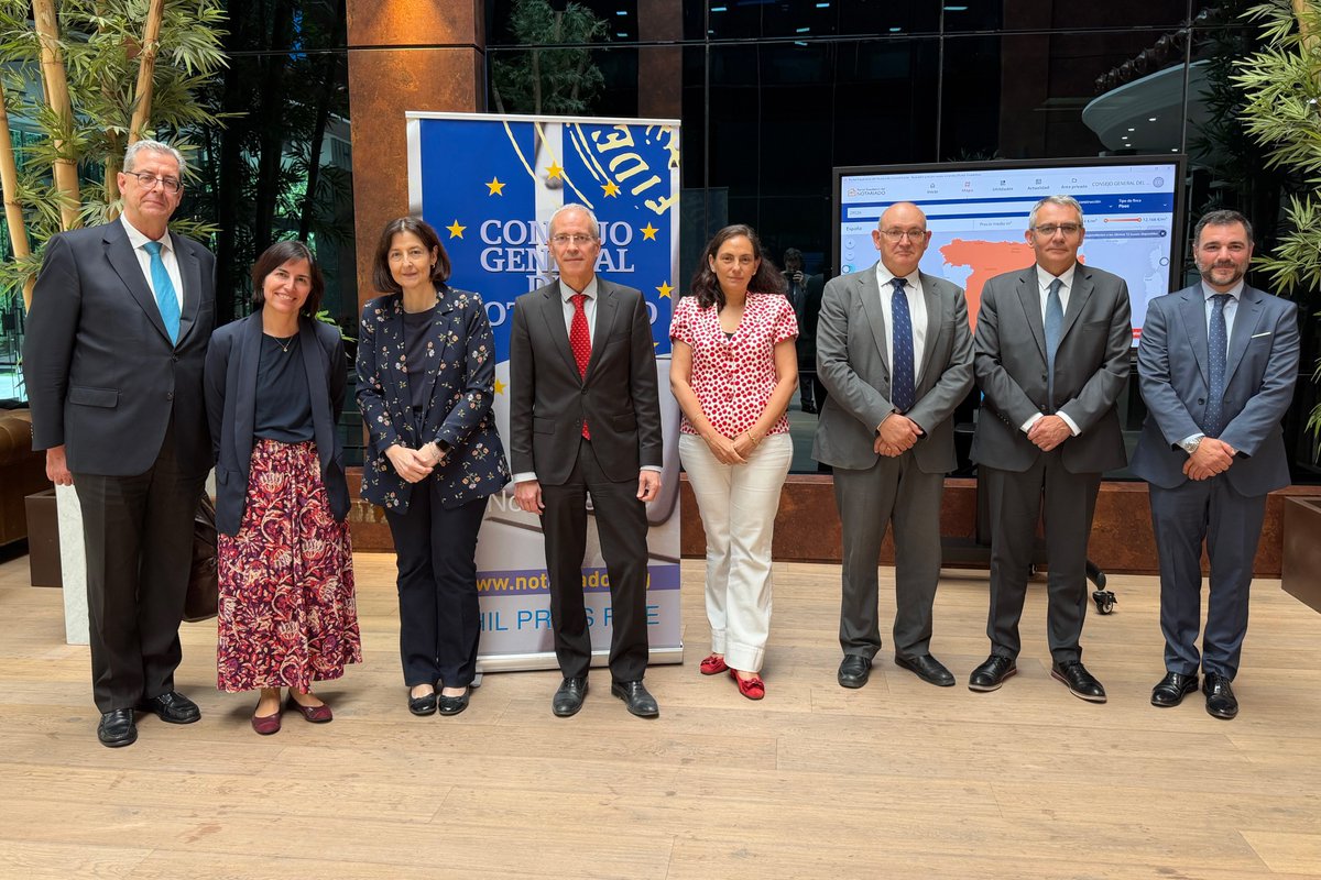 Notarios_ES's tweet photo. 🤝🏻 Recibimos en nuestra sede al Secretario de Estado de Hacienda (@Haciendagob), Jesús Gascón; acompañado por la directora adjunta de Vigilancia Aduanera de la Agencia Estatal de la Administración Tributaria #AEAT, Eva María Pedruelo, y el director general del Catastro, Jesús Puebla

Nuestra presidenta @CPBarrioDelOlmo les ha recibido, junto a una amplia representación de @Notarios_ES y @CTNotariado, para mostrarles la labor de nuestro Órgano Centralizado de Prevención #OCP en la lucha contra el blanqueo de capitales y otros delitos económicos