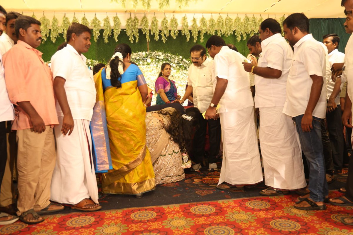 dmkathiranand's tweet photo. வேலூர் மாவட்டம், காட்பாடி ஊராட்சி ஒன்றியக் குழு தலைவர் திரு.வேல்முருகன்- திருமதி.மலர்க்கொடி அவர்களின் மகன் திருமண வரவேற்பு விழாவில் பங்கேற்று மணமக்களை வாழ்த்தி மகிழ்ந்தேன்.

@mkstalin | @katpadidmk | @Udhaystalin | @DMKITwing | @dmknorthvellore | @arivalayam https://t.co/MdIcUUb8cY