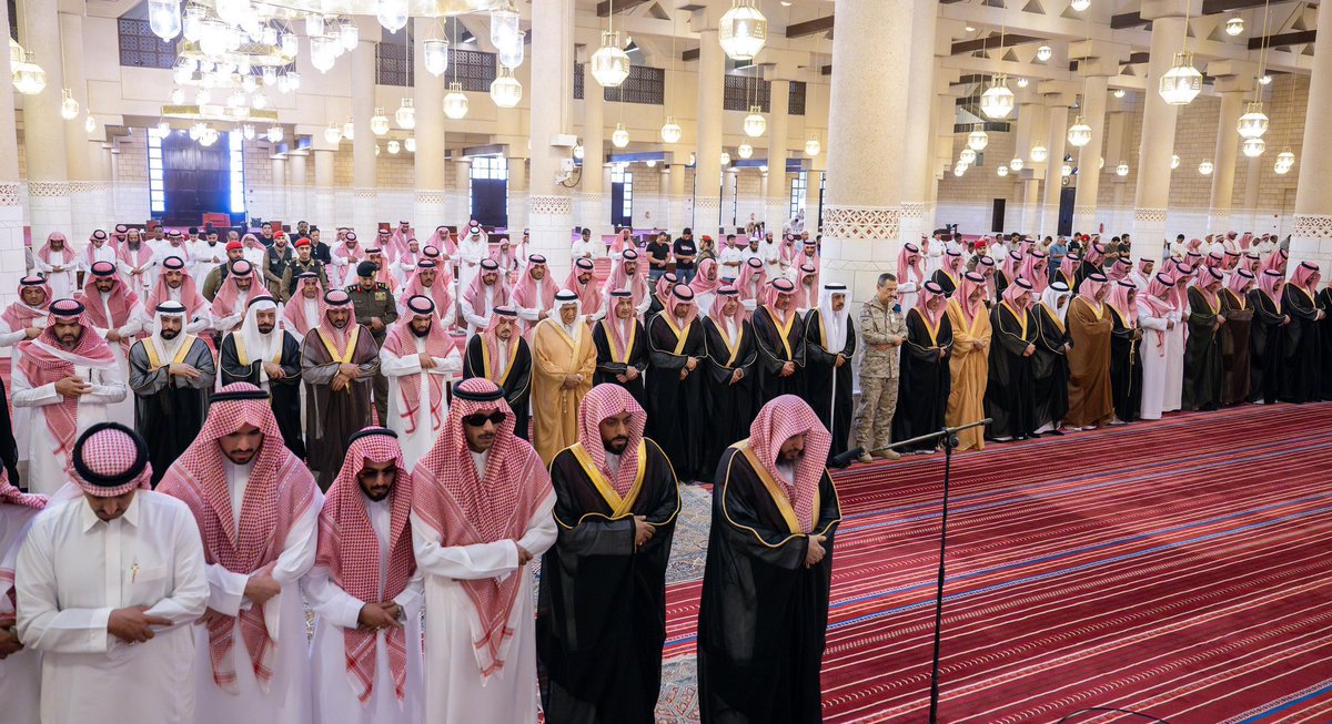 alsaud1ksa's tweet photo. أدى الأمير فيصل بن بندر بن عبدالعزيز
أمير منطقة الرياض، بحضور سمو نائبه
الأمير محمد بن عبدالرحمن بن عبدالعزيز
عقب صلاة العصر اليوم، صلاة الميت على 
صاحب السمو الملكي الأمير نواف بن نايف 
بن ممدوح بن عبدالعزيز آل سعود -رحمه الله-
وذلك بجامع الإمام تركي بن عبدالله في الرياض
https://t.co/Ew7HMJoYrW
