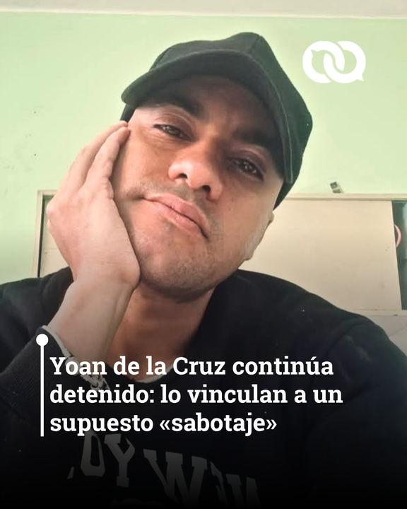 eltoquecom's tweet photo. Yoan de la Cruz —conocido por transmitir las protestas del 11 de julio de 2021 en San Antonio de los Baños— permanece detenido en la unidad de operaciones de la Seguridad del Estado en Guanajay, más dos semanas después de su arresto el 9 de mayo de 2026.

Según dijo su madre, Maribel Cruz, a Martí Noticias, lo acusan falsamente de financiar un supuesto acto de sabotaje, porque el joven entregaba remesas enviadas desde Estados Unidos. La madre negó que existiera vínculo alguno con un plan de sabotaje.

A inicios de mayo agentes de la Seguridad del Estado y la Policía irrumpieron en su vivienda, confiscaron computadoras, teléfonos celulares, dinero y otros bienes personales. Maribel Cruz afirmó que el expediente ya fue enviado a la Fiscalía y denunció que su hijo de 27 años está preso «sin motivo».

Yoan de la Cruz fue condenado a 5 años sin internamiento por las históricas protestas de 2021. «Cada vez que pasa algo, van a buscar a los muchachos del 11 de julio», lamentó la madre.
