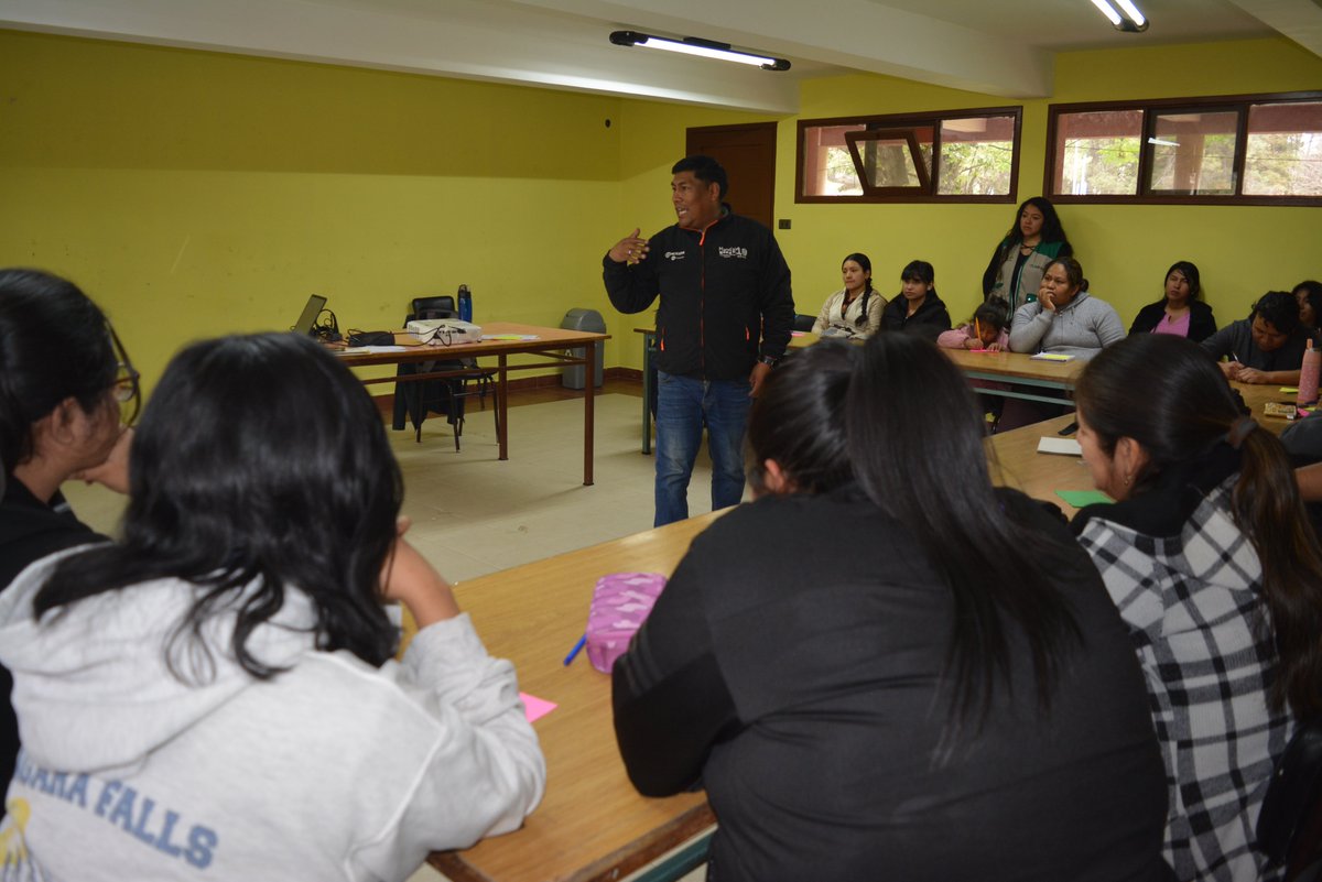 CemseCochabamba's tweet photo. 🚀 Finalizó el último taller informativo de #ConexiónEmprendedora2_0
Un espacio de aprendizaje para fortalecer conocimientos, impulsar emprendimientos y motivar a las y los emprendedores a creer en sí mismos y en sus capacidades. 💡✨ #Emprendimiento #Capacitación https://t.co/tG6SPQj7zd