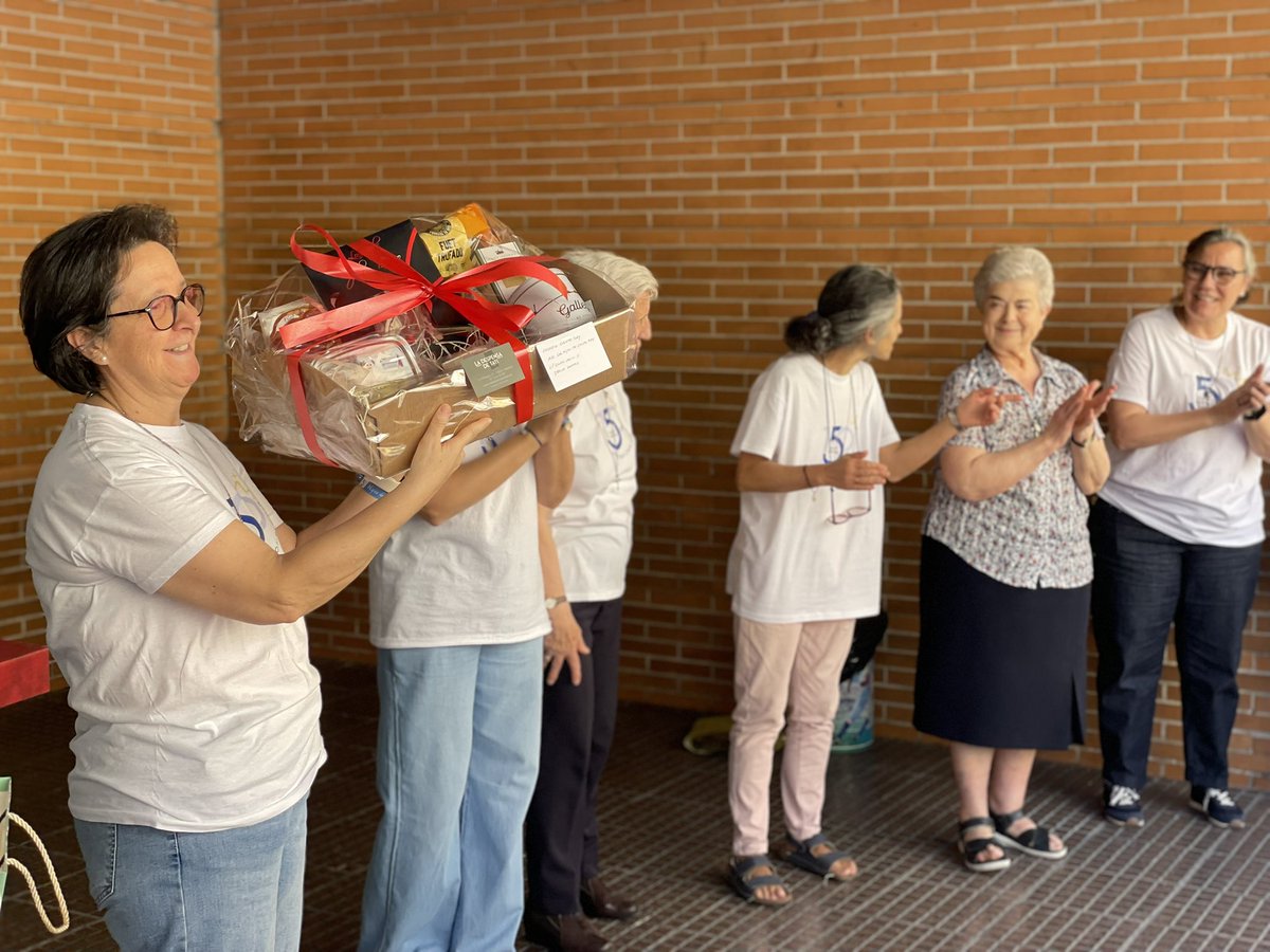 CristoReyMadrid's tweet photo. Todos los alumnos se han reunido en el patio para representar juntos el logo del 150 aniversario de las #HijasdeCristoRey, símbolo de una historia llena de fe, entrega y educación “por Cristo y su Reino”.
¡Enhorabuena por vuestros 150 años!

#150instituciónhijasdecristorey #FEJG https://t.co/ma7HSkd9vk