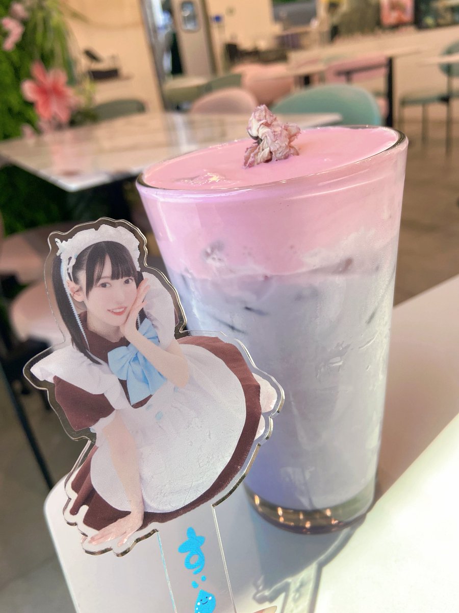 errorcoderose's tweet photo. cafe date with jerri this weekend 🌸🍓 https://t.co/J6tkV6QU3m