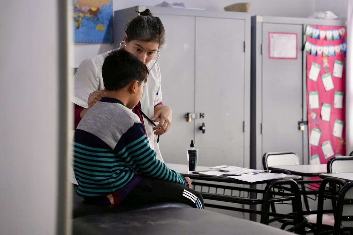 jaimemendezh's tweet photo. Hoy, en Santa Brígida, realizamos un nuevo operativo de Sembrando Salud en la Escuela Primaria N°21, un programa con el que brindamos controles médicos y talleres de prevención para los chicos #SanMiguel https://t.co/qjEeWL1hyf