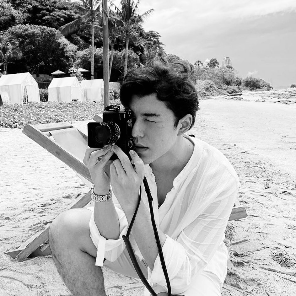 zeqwovx's tweet photo. อ้วนถ่ายพี่เสร็จยังคะ

ยัง... เขาขออีกนิด พี่กำลังหล่อเลย

หนูหน้าแดงหมดแล้วค่ะ พี่เห็นอากาศมันร้อน ยืนตากแดดนานๆ เดี๋ยวผิวหนูจะไหม้เอาซะก่อนนะ 

ก็พี่ไม่ยอมทำหน้าดีๆให้เขาสักที

ไม่ใช่ว่าพี่หล่ออยู่แล้วเหรอคะ

อะไรของพี่ https://t.co/Db7SpL9ICw