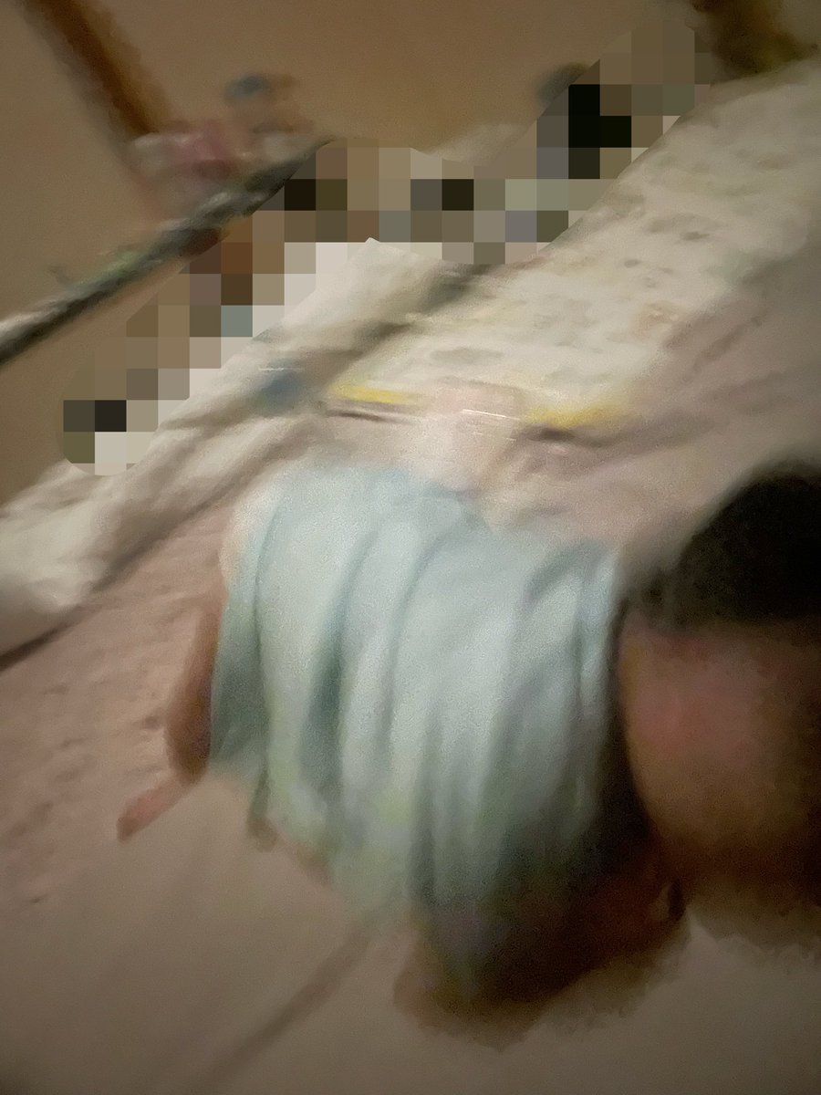 rethi_rack's tweet photo. 夕方から寝ててこの時間に起きた息子を写真に収めようとしたんだけどスマホが古い➕ナイトモードになるから数秒荒ぶりを止められず、心霊写真化としてしまった https://t.co/K4zRxWLQAp