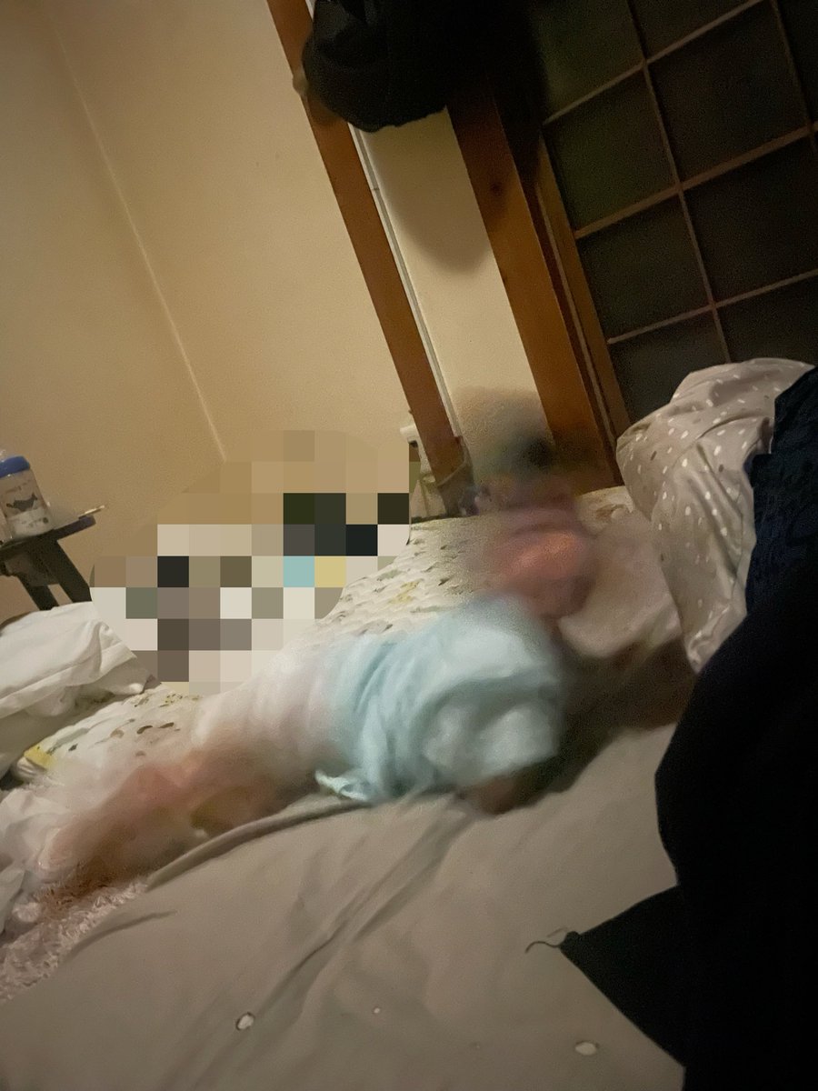 rethi_rack's tweet photo. 夕方から寝ててこの時間に起きた息子を写真に収めようとしたんだけどスマホが古い➕ナイトモードになるから数秒荒ぶりを止められず、心霊写真化としてしまった https://t.co/K4zRxWLQAp