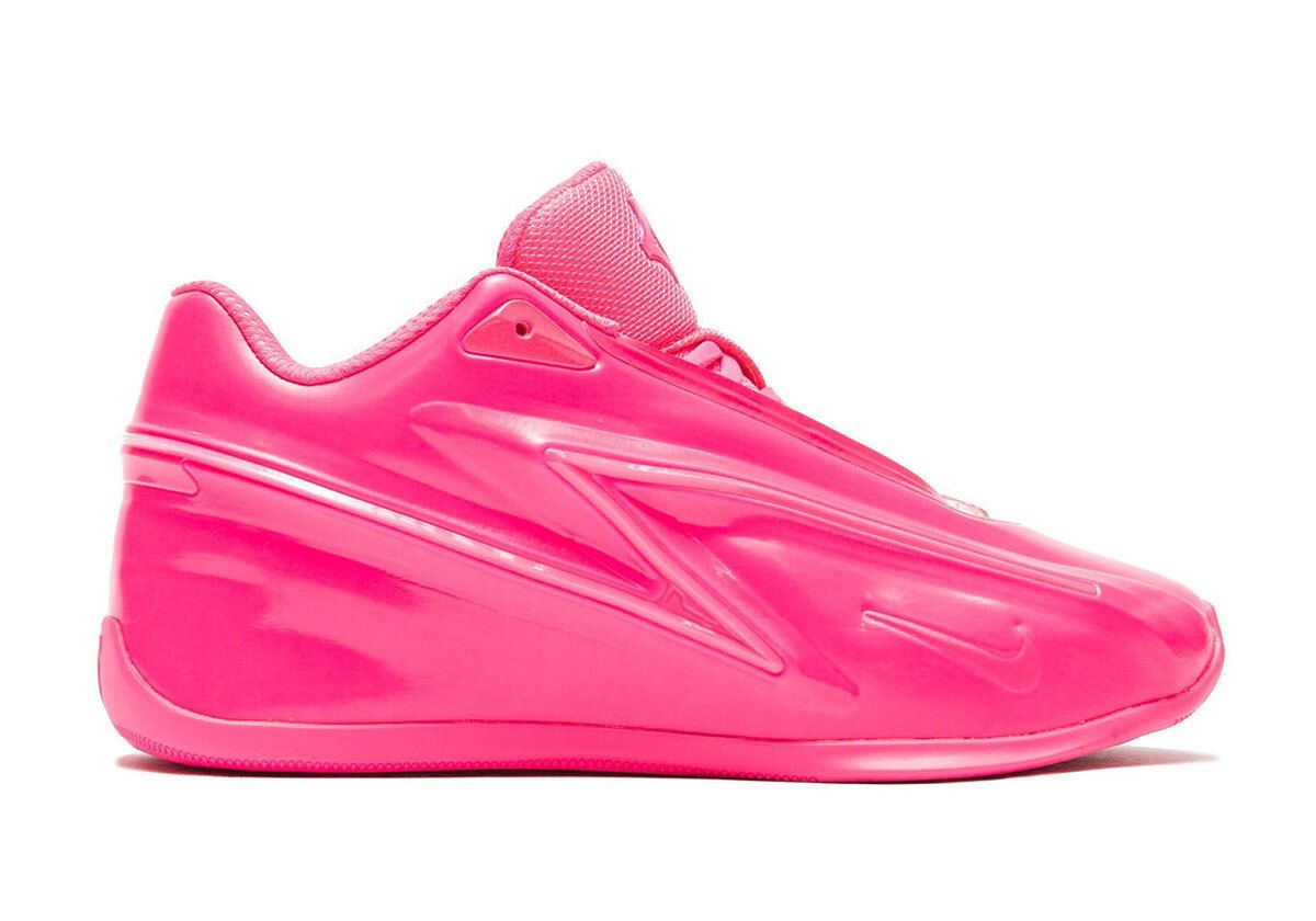 Sneaker News tweet media