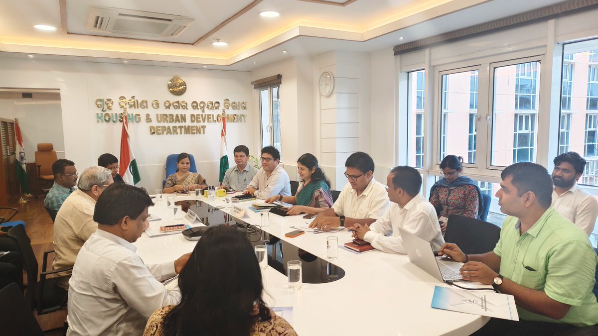 HUDDeptOdisha's tweet photo. An insightful interaction with Shri O. P. Agarwal, Hon’ble Member, Committee on Administrative and Governance Reforms, along with ACS Smt. @ushapadhee1996 and senior officers, on strengthening Odisha’s urban transformation through integrated regional governance and planning. https://t.co/8iQIbR0cUX