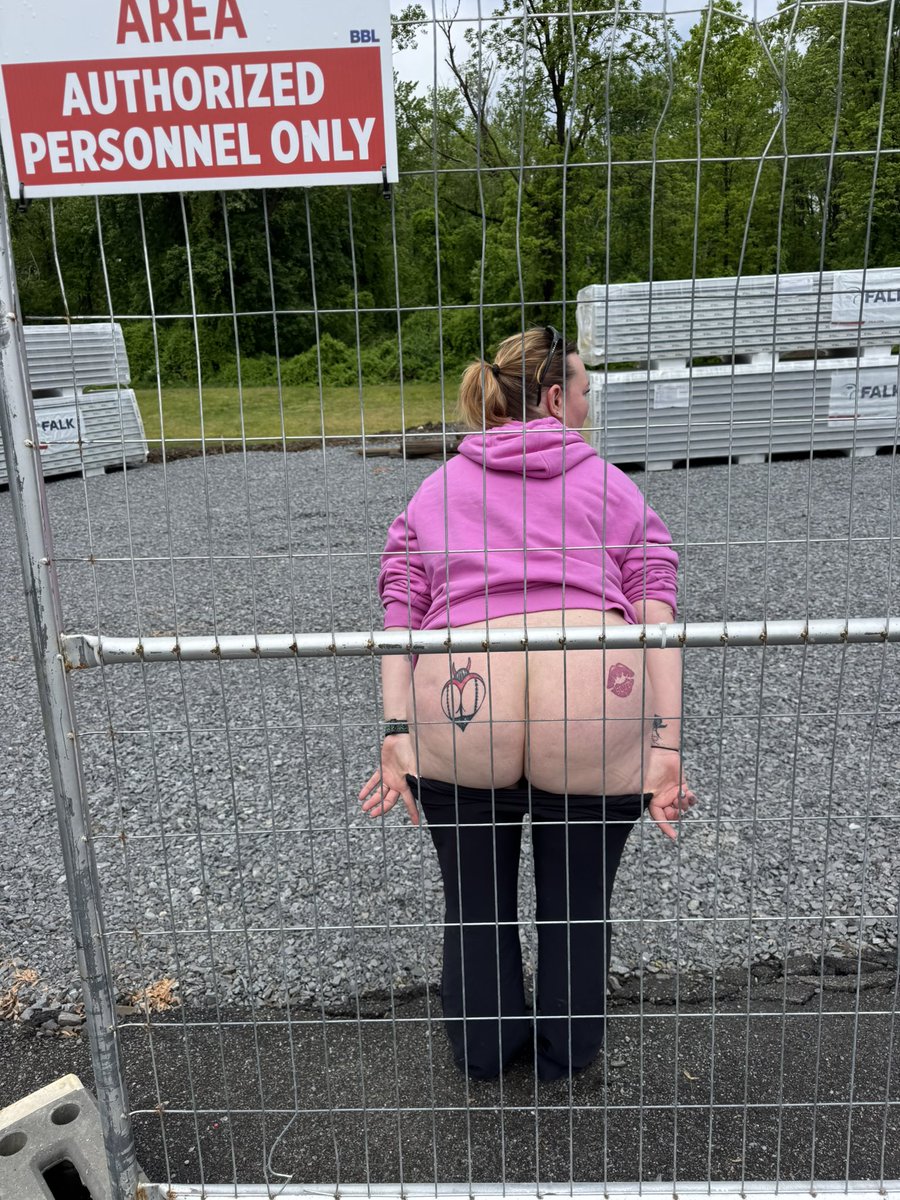 AnneBNice's tweet photo. Flash a tushy at a construction site Tuesday https://t.co/12TQPvOTs8