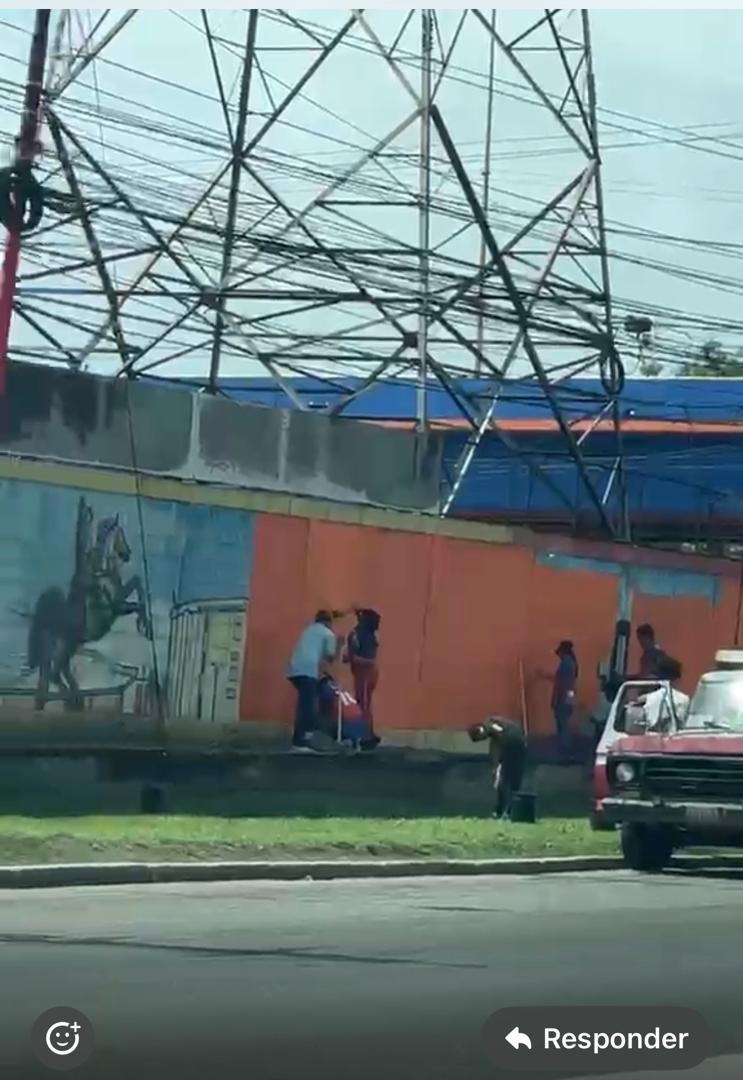 morfox's tweet photo. Ira también  a cambiar las inscripciones de la plaza bolivar y la estatua en prebo? https://t.co/TsDX3ahGpK
