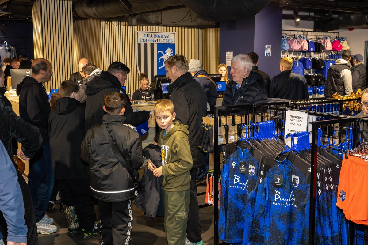 TheGillsFC's tweet photo. 𝗦𝗛𝗢𝗣 𝗛𝗢𝗨𝗥𝗦:

Thursday - 𝐂𝐋𝐎𝐒𝐄𝐃 ⛔️

Friday - Open 10am to 5pm. 

𝗘𝗫𝗖𝗟𝗨𝗦𝗜𝗩𝗘 𝗦𝗔𝗟𝗘 of 2026/27 replica kit (in store) for season ticket holders 𝐎𝐍𝐋𝐘. 🛍️🎫

Purchase your season ticket by Friday May 29 to take advantage! 🤝

Saturday - Open 10am to 2pm. Replica kit on general sale (in person and online). 🛒💻

👉 https://t.co/KXk8osu9zs

#ActuallyGills
