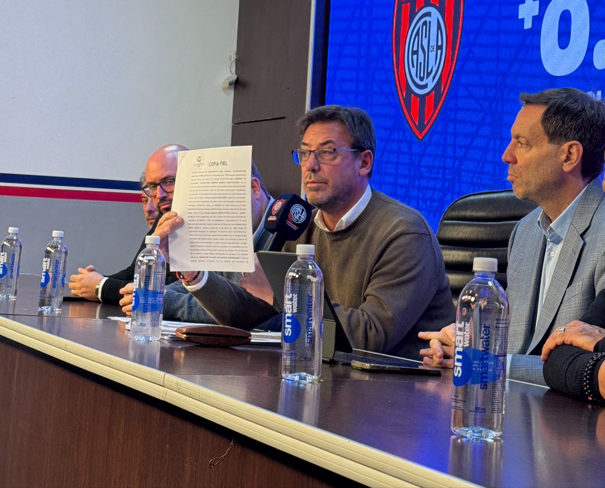 Rodri_Vizcarra's tweet photo. 💬 “Esta es la copia fiel de la ESCRITURA. Convoco a todos los binomios de cada lista para que se hagan presente en la reunión de Comisión Directiva de mañana. Esto es una gesto de todos”

🔵🔴💬 “#SanLorenzo vuelve a Boedo definitivamente”

🎙️ Costantino en conferencia https://t.co/UYAYebNfSz