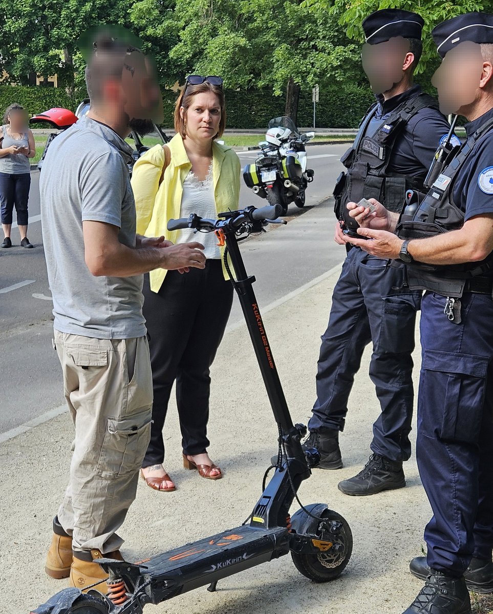 Prefet21_BFC's tweet photo. @RoutePlusSure #cotedor

En Côte-d’Or, les comportements dangereux au volant (vitesse, alcool, stupéfiants, téléphone au volant et autres distracteurs, défaut d'équipement etc) continuent de mettre des vies en péril ➡️6 personnes sont décédées sur nos routes depuis le début de l'année.

👮Pour lutter contre l'insécurité routière, 12 motocyclistes de la préfecture de la Zone Est renforceront les actions de la @PoliceNat_21 durant une semaine.

👉Un renfort salué par Aurélie Contrecivile, directrice de cabinet de la préfète, venue rappeler lors d'un contrôle organisé ce mardi à #Dijon, qu'au volant chaque règle respectée peut sauver une vie.

⚠️Sur nos routes, adoptons une conduite responsable pour que chacun arrive à destination en sécurité.