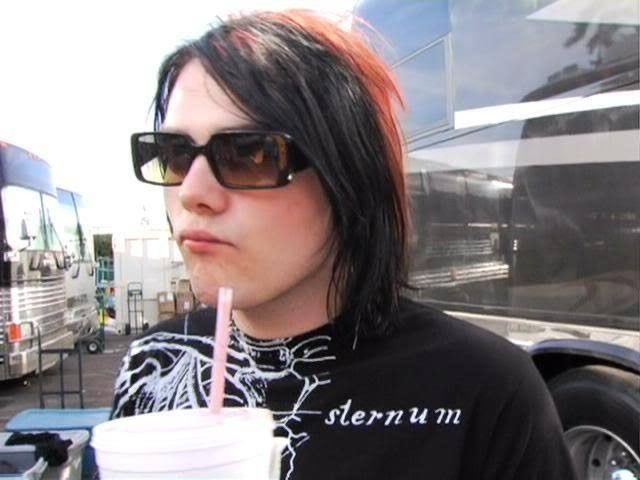 girlfriend gerard daily tweet media