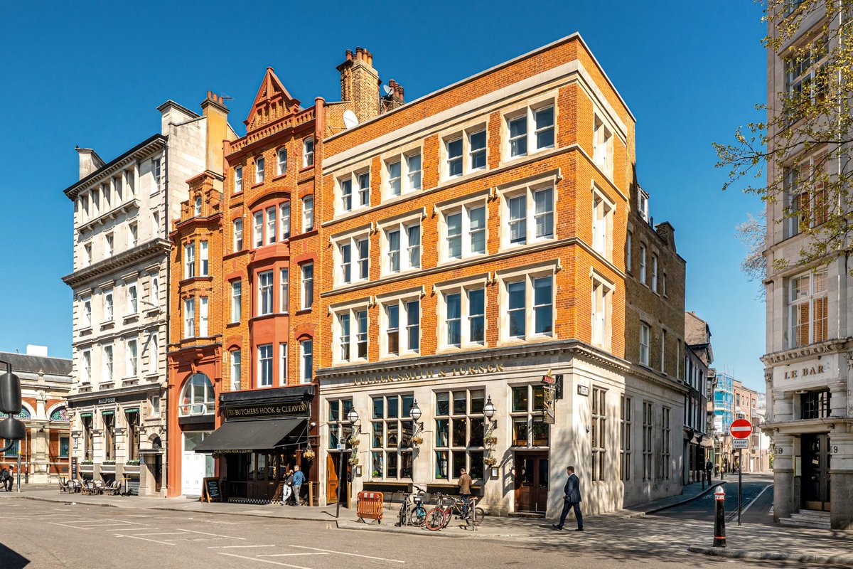 Thomas_Michael_'s tweet photo. FOR SALE - one-bedroom corner apartment with high ceilings and sash windows set on the 1st floor of this attractive period building overlooking historic Cloth Fair and West Smithfield https://t.co/XSxE0kizF3 £499,950. Call 020 7060 0450 to view. https://t.co/NYe5q9lbbU