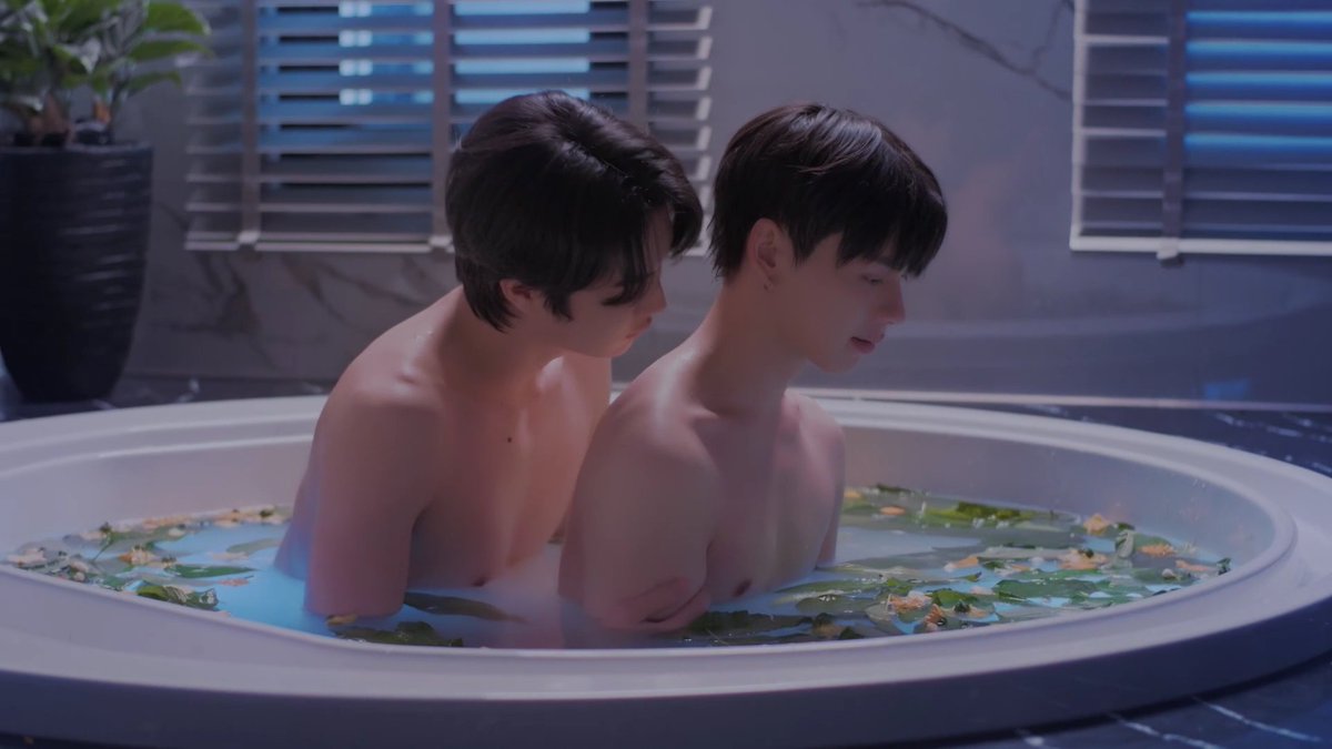 WeLoveYThai's tweet photo. หันหลังมา เด่วจะถูหลังให้ ............ 
#MagicMoveEP6 https://t.co/twY9LESvMN