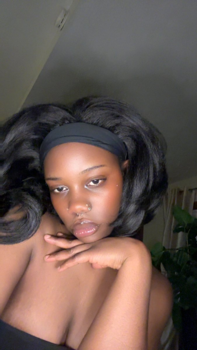 GoddessLay tweet media