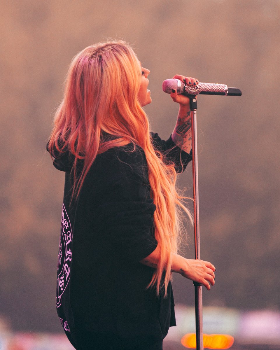 blackstarstan's tweet photo. Avril Lavigne, every single day on repeat. https://t.co/h6Z6QAly1q