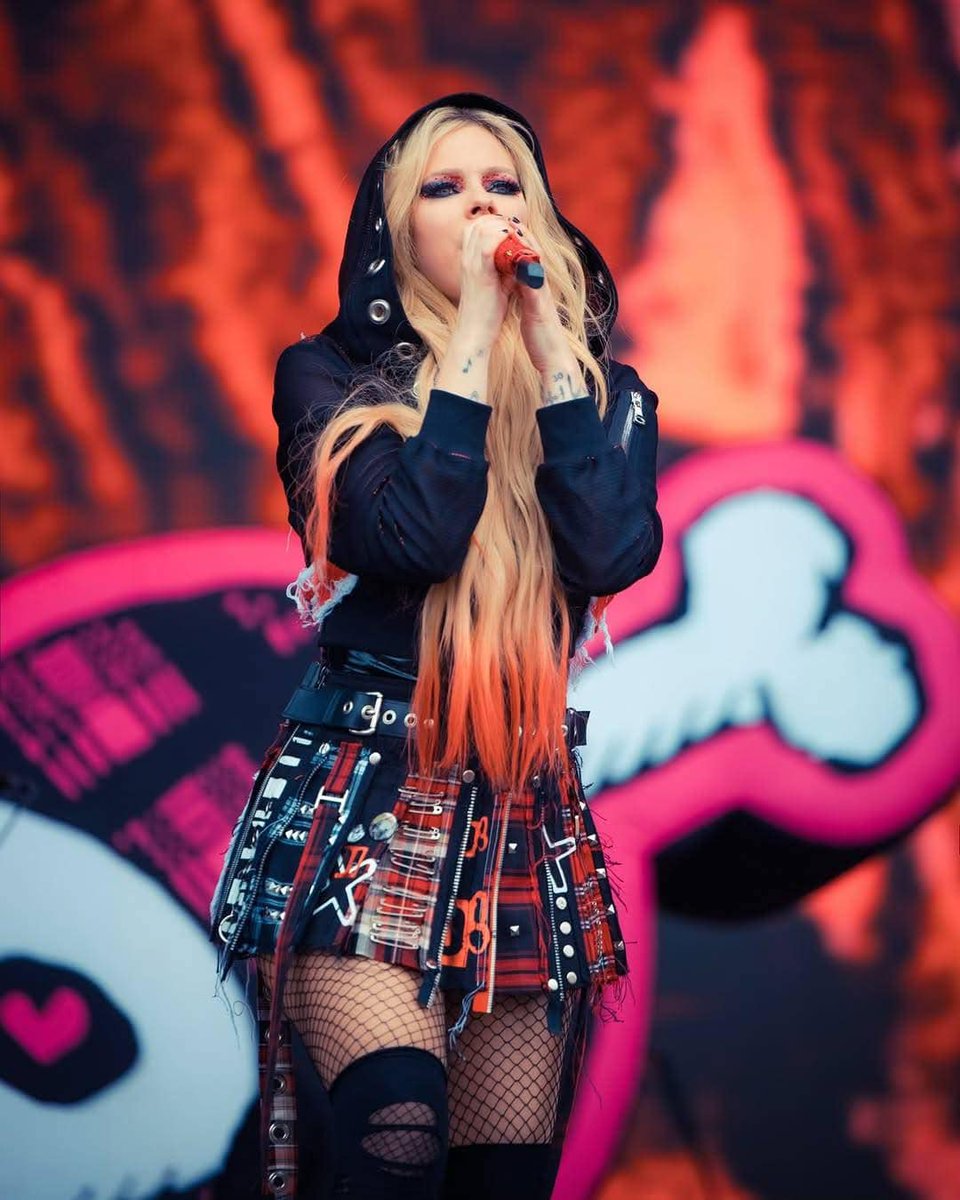 blackstarstan's tweet photo. Avril Lavigne, every single day on repeat. https://t.co/h6Z6QAly1q