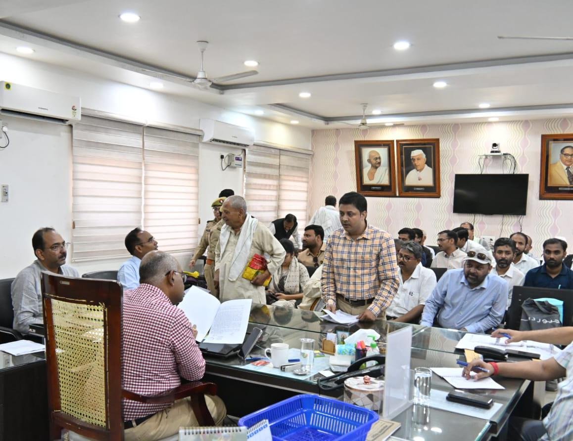 DMKanpur's tweet photo. जनता दर्शन मात्र शिकायतों की सुनवाई नहीं, बल्कि जनता और प्रशासन के बीच अटूट विश्वास का सेतु है। आज कलेक्ट्रेट आए दूर-दराज के नागरिकों की समस्याओं को अत्यंत आत्मीयता और संवेदनशीलता से सुना।
​अधिकारियों को स्पष्ट निर्देश दिए गए हैं कि हर समस्या का समाधान सिर्फ कागजों पर नहीं, बल्कि धरातल पर संवेदनशीलता के साथ दिखना चाहिए।