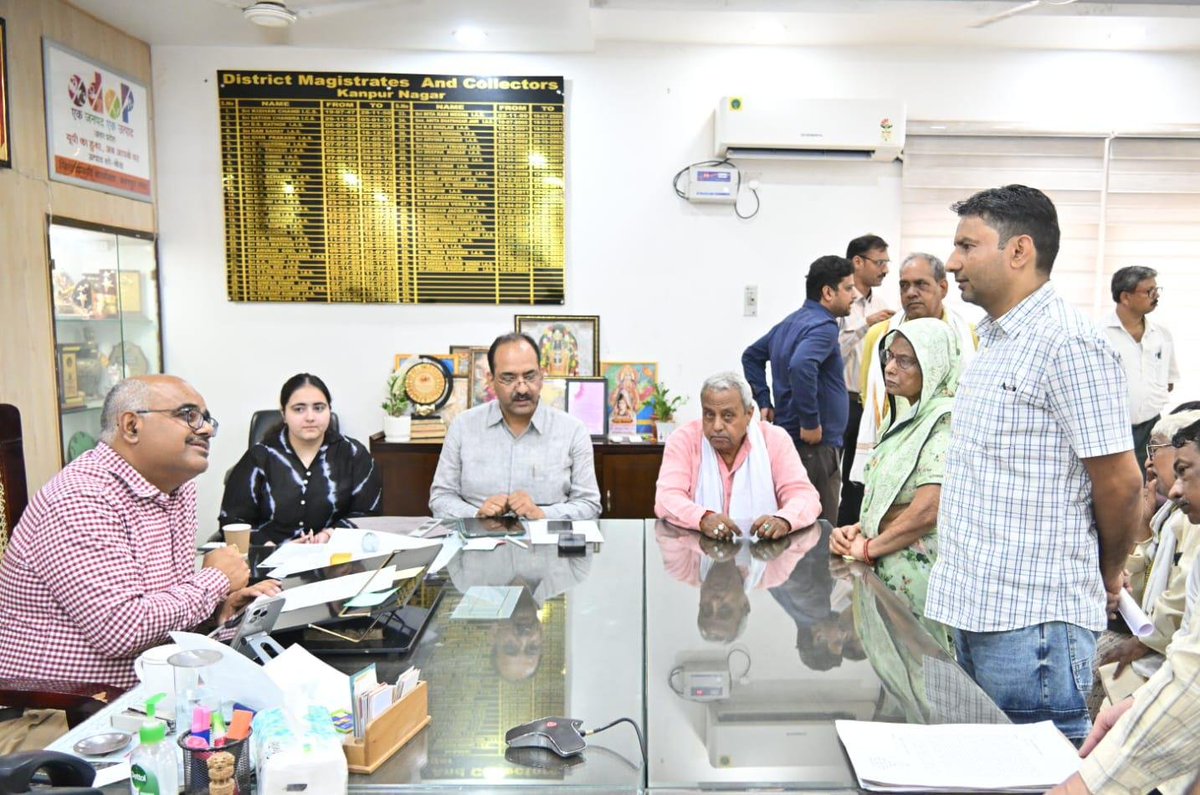 DMKanpur's tweet photo. जनता दर्शन मात्र शिकायतों की सुनवाई नहीं, बल्कि जनता और प्रशासन के बीच अटूट विश्वास का सेतु है। आज कलेक्ट्रेट आए दूर-दराज के नागरिकों की समस्याओं को अत्यंत आत्मीयता और संवेदनशीलता से सुना।
​अधिकारियों को स्पष्ट निर्देश दिए गए हैं कि हर समस्या का समाधान सिर्फ कागजों पर नहीं, बल्कि धरातल पर संवेदनशीलता के साथ दिखना चाहिए।