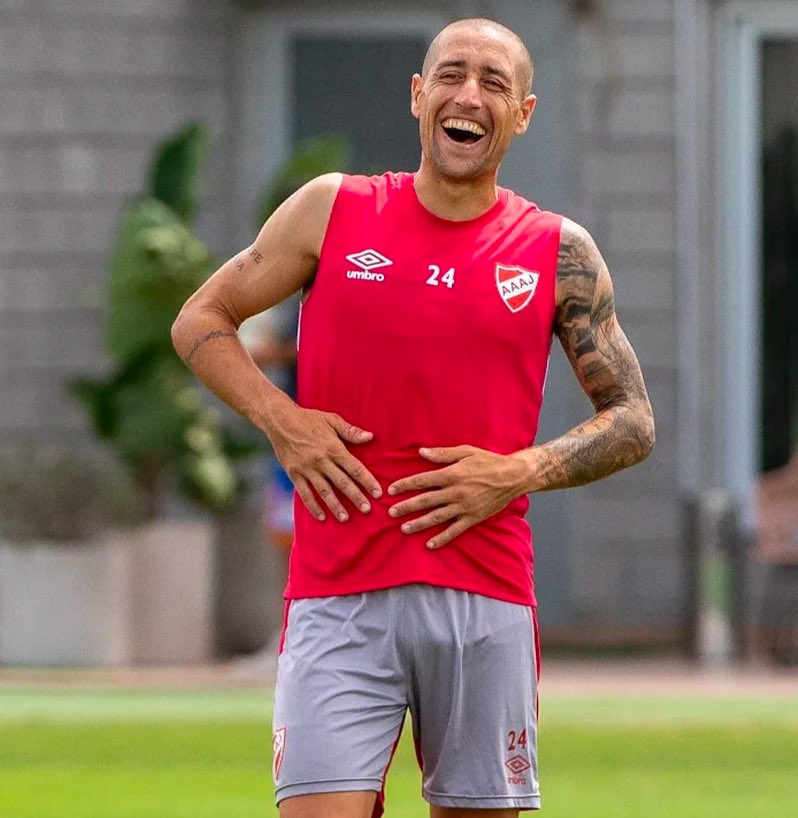 gialloxz's tweet photo. Me parece buenisimo que la camiseta de argentinos juniors tenga subtitulos https://t.co/L4xK35S393