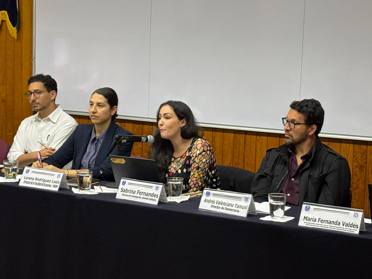 FEconomiaUNAMof's tweet photo. Así se vivió el panel “Política industrial en disputa” en la Facultad de Economía, UNAM. Diálogo clave sobre democracia, capacidades estatales y transición verde junto a especialistas internacionales y auditorio lleno. 
@FESMEX @FuturoLabMX 
 #UNAM #PolíticaIndustrial https://t.co/cehozZrX4U