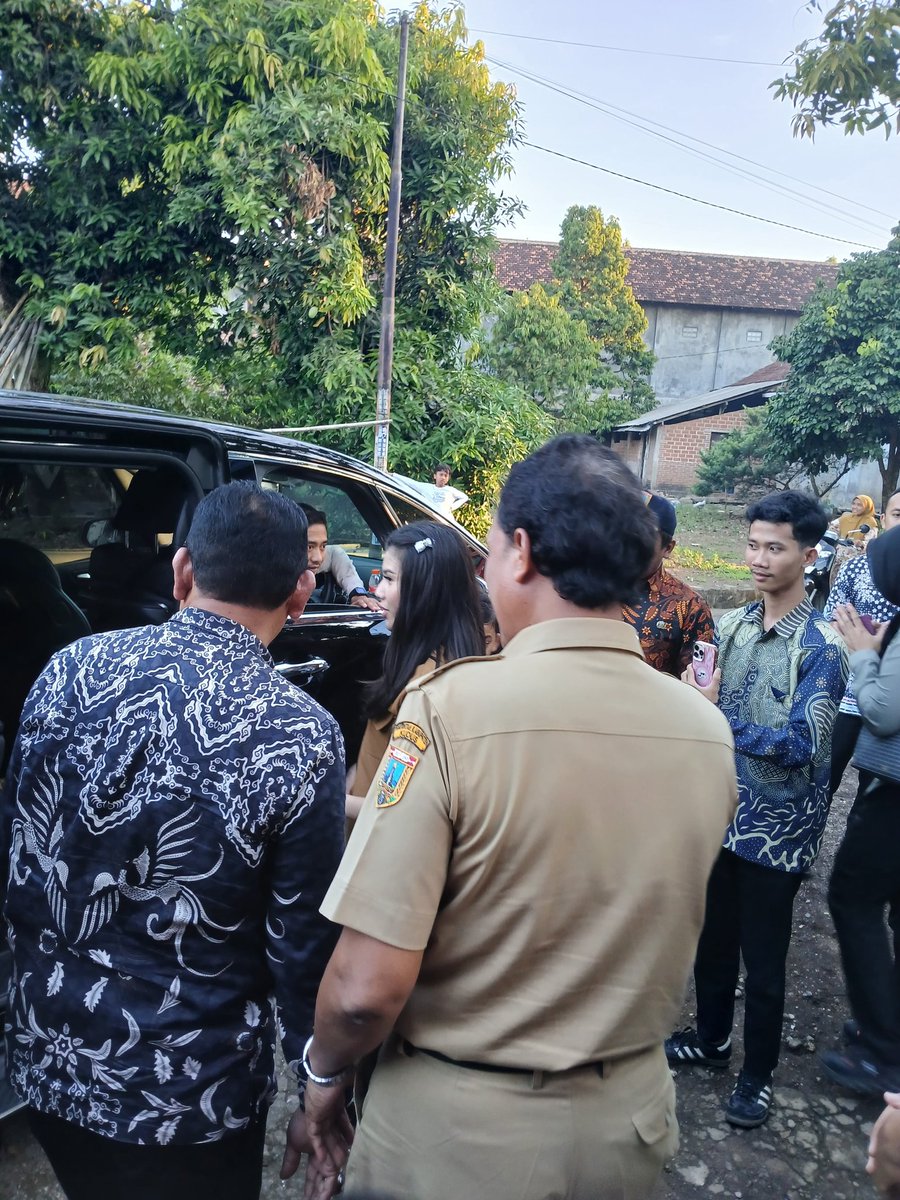bpbdkudus's tweet photo. Giat BPBD Kudus mendampingi kegiatan Ibu Wakil Bupati Kudus di Desa Cendono, Kec. Dawe bantuan kepada dhuafa sekaligus asesmen rumah rusak terdampak bencana bersama Dinas PKPLH, Dinas Sosial dan Camat Dawe. https://t.co/Oa8mM9zPer