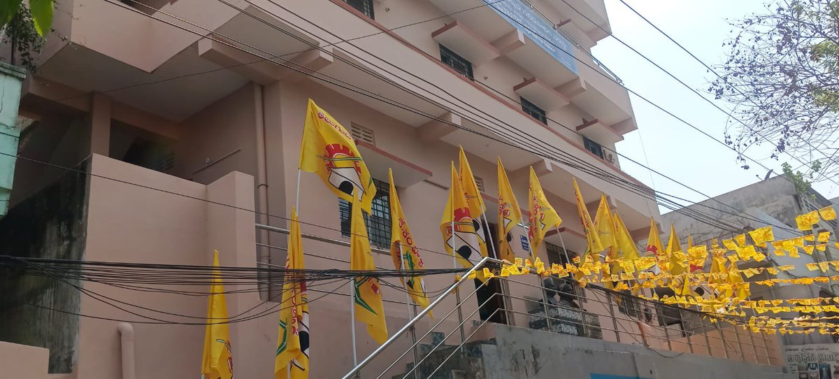 YSRCParty's tweet photo. విశాఖపట్నం ఉత్తర నియోజకవర్గం కస్తూరి నగర్ పరిధిలోని సచివాలయంపై టీడీపీ జెండాలు ఎగరేసిన తమ్ముళ్లు 

ఎవడి అబ్బ సొమ్ము అని సచివాలయానికి టీడీపీ జెండాలు కట్టారు @ncbn ?

#SadistChandraBabu https://t.co/Ae2Sa7KCfA