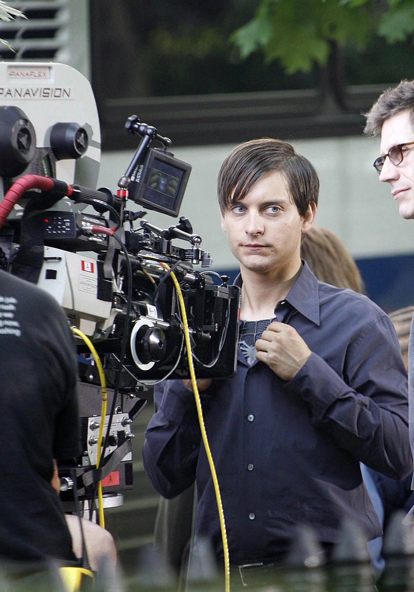 VAULT96283's tweet photo. May 26th, 2006
Tobey Maguire walks the streets of New York City, wearing the new all-black Spider-Man suit under his regular clothes as filming continues for ‘Spider-Man 3’ https://t.co/JOiSu139hs