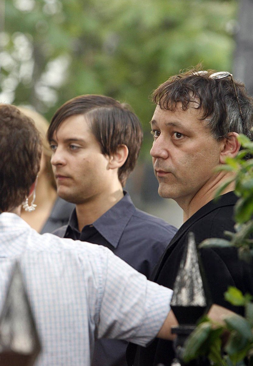 VAULT96283's tweet photo. May 26th, 2006
Tobey Maguire walks the streets of New York City, wearing the new all-black Spider-Man suit under his regular clothes as filming continues for ‘Spider-Man 3’ https://t.co/JOiSu139hs