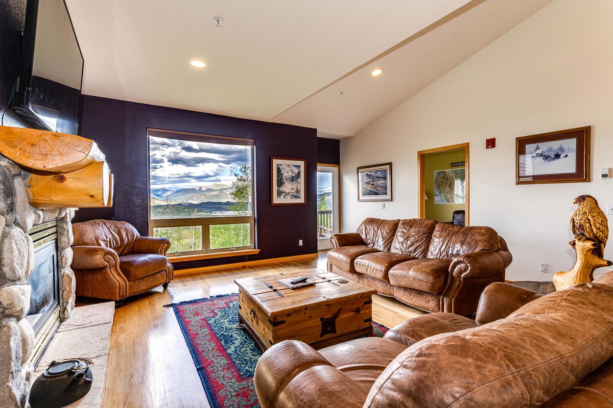SkyRunVR's tweet photo. Wake up to mountain mornings⛰️This 4-bedroom townhome can be your homebase for adventure. Start your days with coffee here before heading out to nearby trails, scenic view points, and other alpine activities.

📍Silverthorne, CO
🔗https://t.co/ZLFJU3e9Fm https://t.co/aw6KT2fLoC