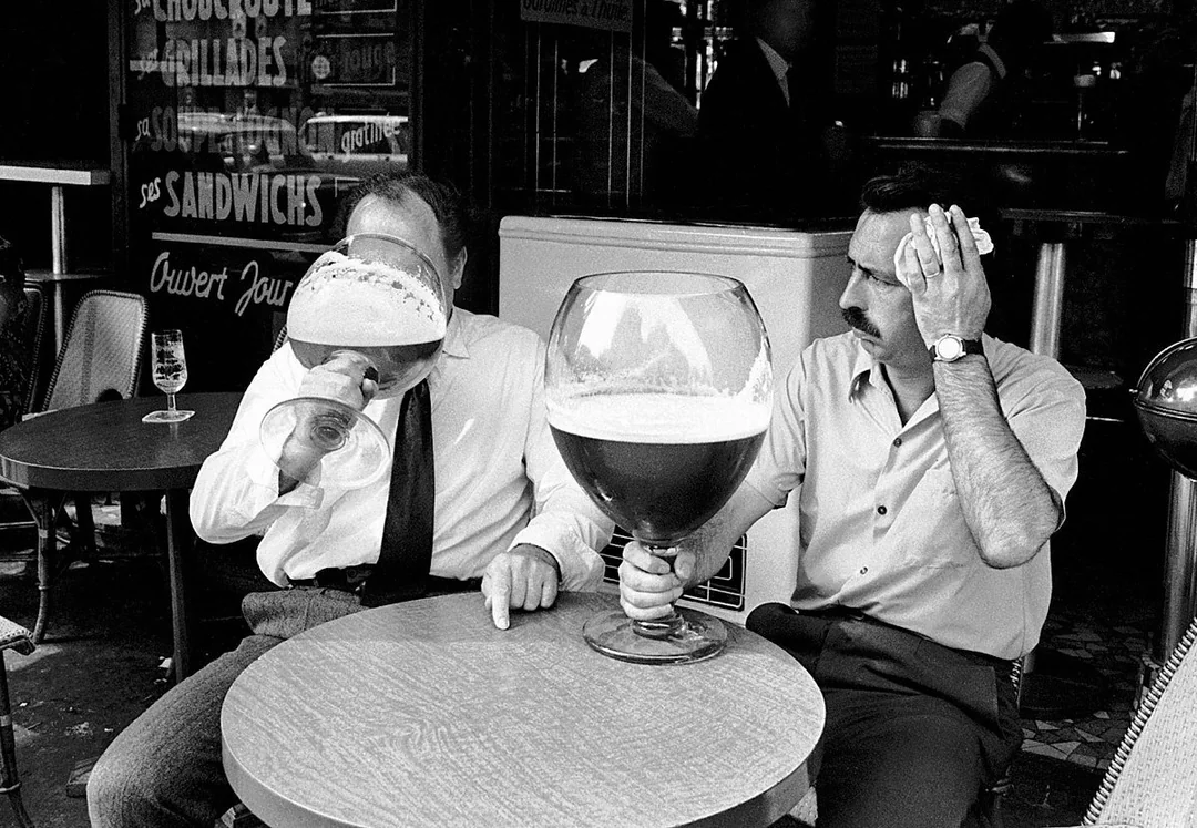 photo_histoire's tweet photo. Des hommes qui boivent dans des verres « surdimensionnés » pendant une canicule. Paris - France, 1971. #canicule https://t.co/qkOibzHZdC