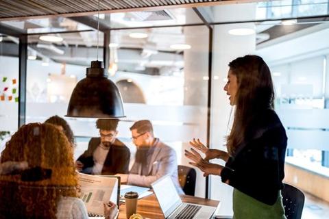 TheAdvisorist's tweet photo. In fast-moving environments where investors, journalists and customers rely on quick interpretation, the first sentence or the first 10 seconds often determines everything that follows. https://t.co/wZqCvZHyIy https://t.co/s2mr8uqR0q