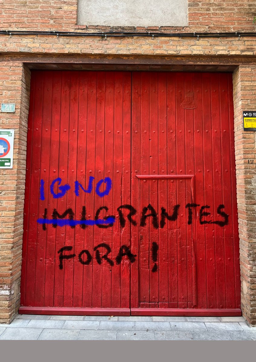 Rui_Cavaleiro_'s tweet photo. Escrevem na porta vermelha https://t.co/lZe2jEblBm