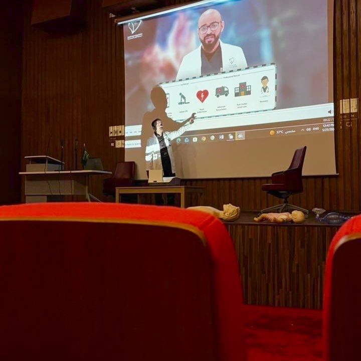cpd_mu's tweet photo. ضمن البرامج التدريبية الدورية الي تقدمها #إدارة_التطوير_المهني_المستمر بإعتماد من #جمعية_القلب_السعودية دورة “دعم الحياة الأساسي (#BLS)” للممارسين والطلاب الصحيين، بهدف تعزيز مهارات الإنعاش القلبي الرئوي والتعامل مع الحالات الطارئة وفق أحدث الممارسات المعتمدة. https://t.co/AIoQWWSS46