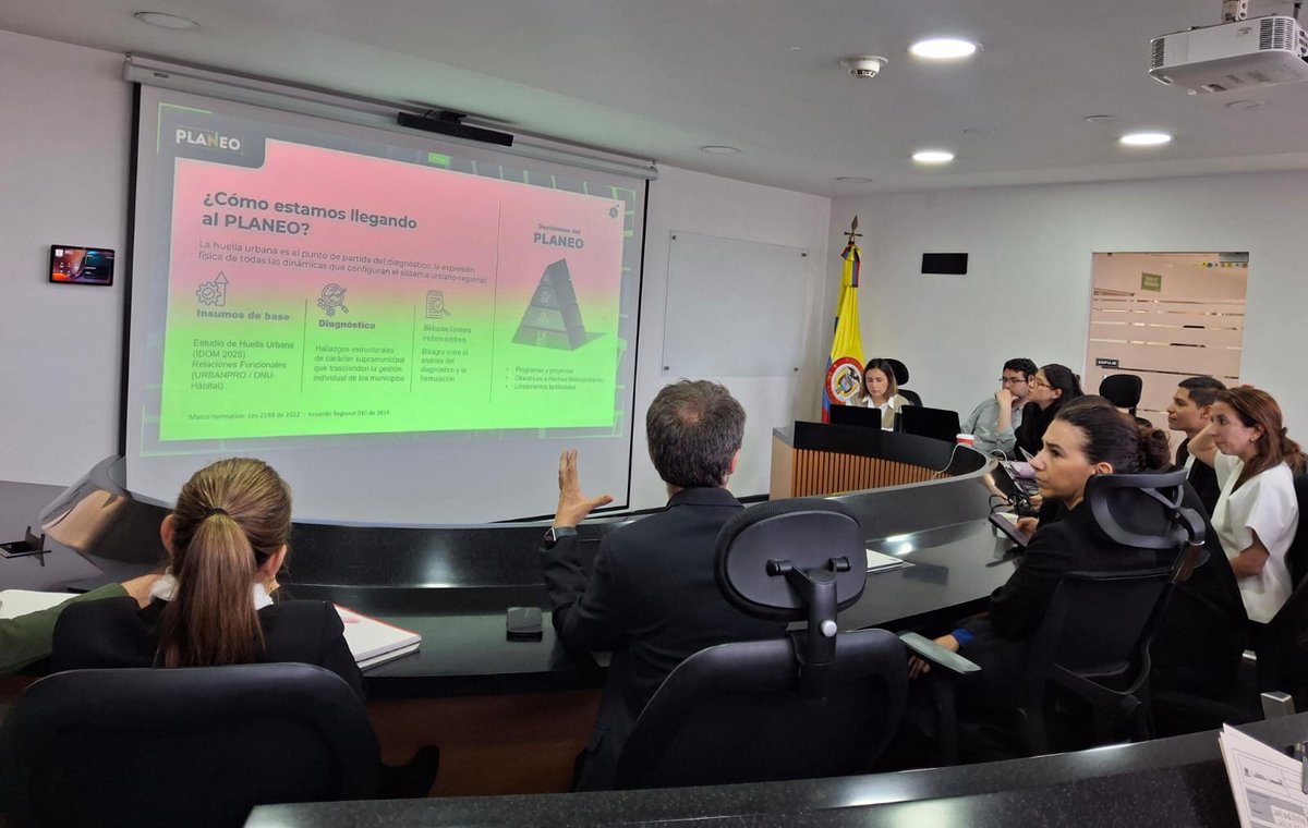 SomosRegionMBC's tweet photo. Nos reunimos con @planeacionbog para fortalecer la articulación en el marco de la construcción del Plan Estratégico #PLANEO. Nuestro director @LuisLota_ reveló resultados de estudios de huella urbana y relaciones funcionales, insumos clave del instrumento de planeación regional https://t.co/2lvM1EMxNY