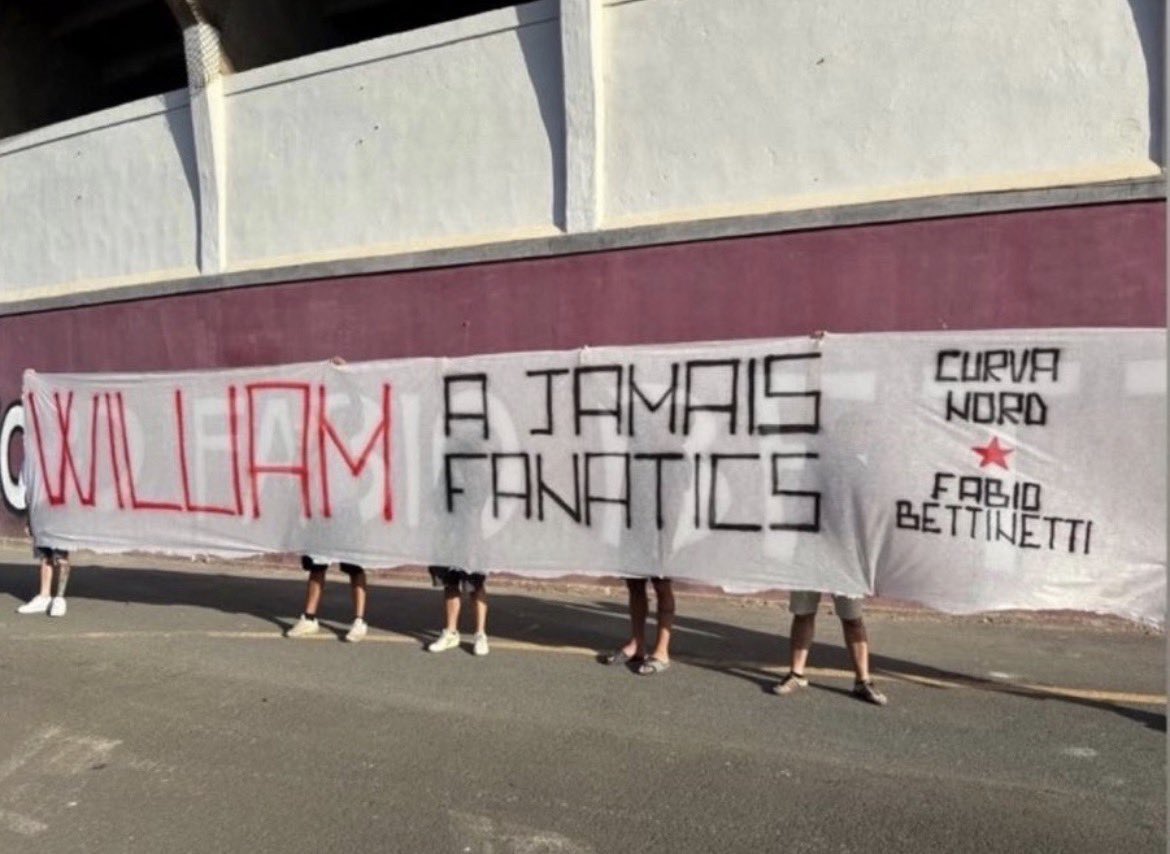 ultras1899_'s tweet photo. Livourne : la #CurvaNordFabioBettinetti de #Livorno, qui a aussi perdu l'un des siens , Claudio Piroli, il y a quelques jours, rend hommage à William Revoux (35 ans) membre des #Fanatics #FAN88 #OM, décédé d'un arrêt cardiaque ce week-end à #Marseille #CNFB https://t.co/Owoo5ccoxN