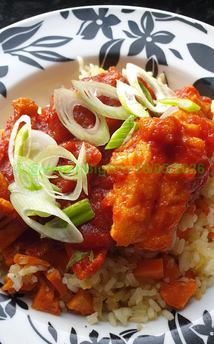 VeganBigBro's tweet photo. What was on the #vegan plate tonight?
Fried Tofu in Tomato Sauce / 'Dau Hu Sot Ca Chua' served w/ Jasmine Rice. Topped w/ fresh spring onion.
#VeganForTheAnimals #ItsEasy2bVegan #VeganFood #Vegan4Life #SvenskaVeganer #VeganHour #KeepDeathOffThePlate #HomeCooking #Vegaani https://t.co/rf6ktorjUj