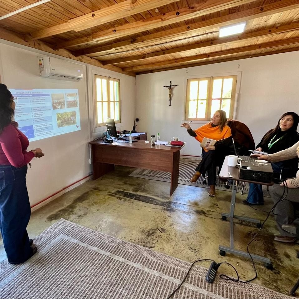 Mpirque's tweet photo. ¡Seguimos fortaleciendo la prevención en Pirque! 

La Dirección de Seguridad Pública y el equipo SENDA Previene trabajan en la coordinación de estrategias para reforzar las acciones preventivas en barrios, establecimientos educacionales, empresas y familias de la comuna. https://t.co/4OP4JxJVne